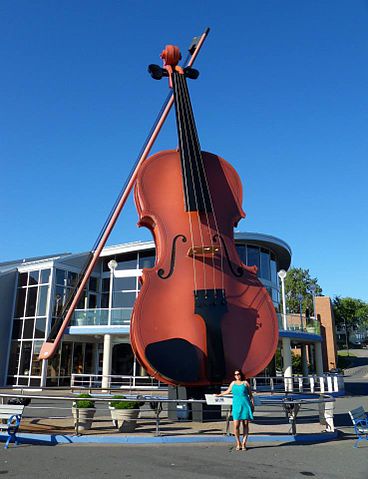 "The World's Largest Fiddle" By Domobranjambrek [CC BY-SA 3.0 (https://creativecommons.org/licenses/by-sa/3.0)], from Wikimedia Commons