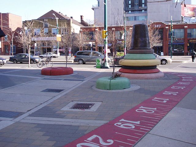 Toronto's Fashion District By TheTrolleyPole (Own work) [CC BY-SA 4.0 (https://creativecommons.org/licenses/by-sa/4.0)], via Wikimedia Commons
