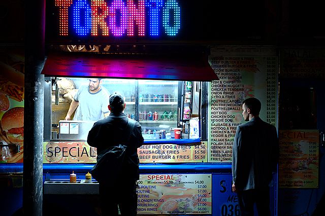 Hot Dog cart By Ian Muttoo from Mississauga, Canada (TORONTO - in colour  Uploaded by Skeezix1000) [CC BY-SA 2.0 (https://creativecommons.org/licenses/by-sa/2.0)], via Wikimedia Commons