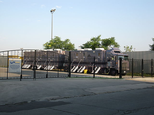 Portable dressing rooms By booledozer [Public domain or CC BY-SA 2.0 (https://creativecommons.org/licenses/by-sa/2.0)], via Wikimedia Commons