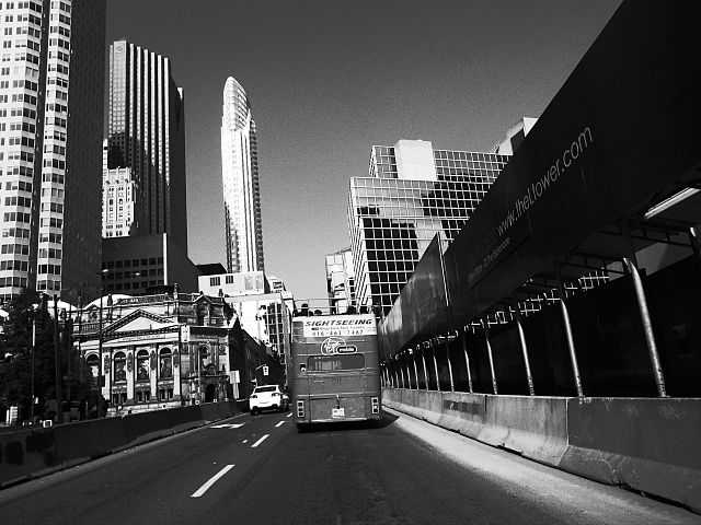 Sightseeing bus By Simon Carr from Canada (Tourism  Uploaded by Skeezix1000) [CC BY-SA 2.0 (https://creativecommons.org/licenses/by-sa/2.0)], via Wikimedia Commons