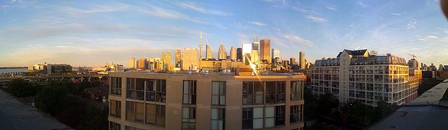 Toronto By booledozer [Public domain or CC BY-SA 2.0 (https://creativecommons.org/licenses/by-sa/2.0)], via Wikimedia Commons