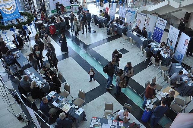 Job Fair By Bianca ciw (Own work) [CC BY-SA 4.0 (https://creativecommons.org/licenses/by-sa/4.0)], via Wikimedia Commons