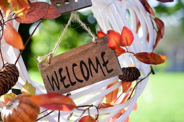 Welcome to Canada via https://pixabay.com/en/welcome-tag-decoration-wreath-2825772/