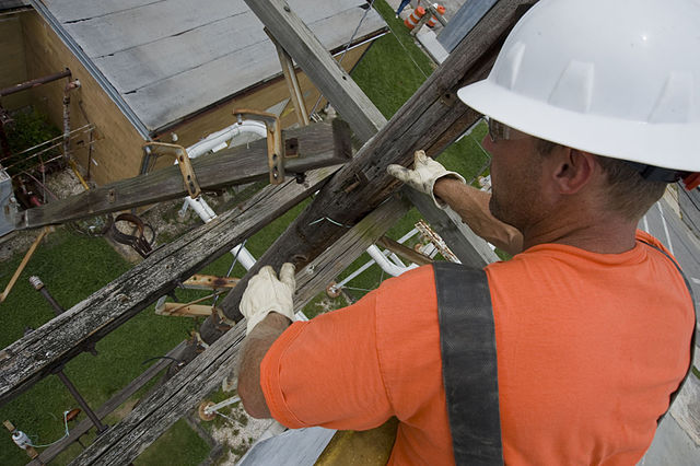 Worker By ENERGY.GOV [Public domain], via Wikimedia Commons