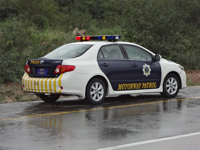 Police car Shameel [CC BY-SA 3.0 (https://creativecommons.org/licenses/by-sa/3.0)], from Wikimedia Commons