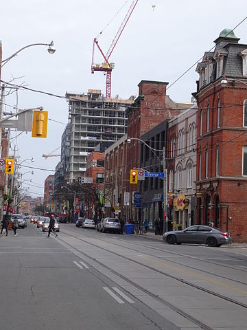 Toronto condo construction By booledozer [CC BY-SA 2.0 (https://creativecommons.org/licenses/by-sa/2.0) or Public domain], via Wikimedia Commons