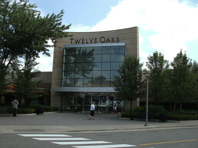 Twelve Oaks By The Devil's Advocate (Own work) [CC0], via Wikimedia Commons