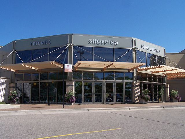 Fairlane Town Center By Anne B. Hood / Annebethmi at en.wikipedia (Own work (Original text: self-made)) [Public domain], via Wikimedia Commons