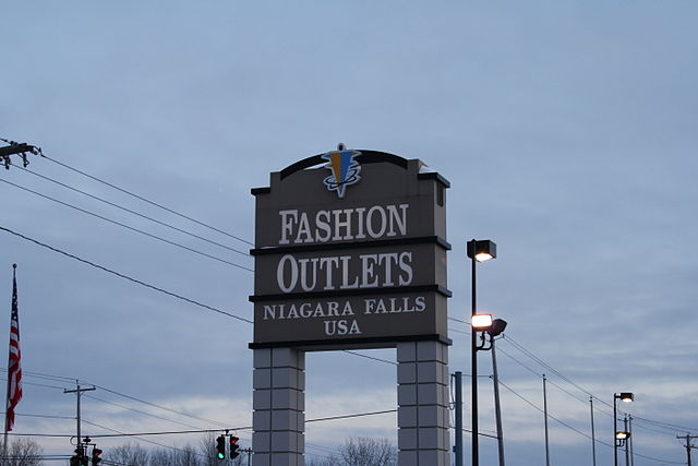 Niagara Falls Factory Outlet By Deutsch Fetisch (Own work) [CC-BY-SA-3.0 (https://creativecommons.org/licenses/by-sa/3.0) or GFDL (https://www.gnu.org/copyleft/fdl.html)], via Wikimedia Commons