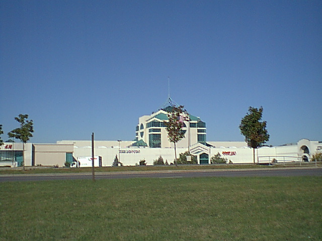 Carousel Centre By Bear golden retriever (originally posted to Flickr as 093001fest054.jpg) [CC-BY-SA-2.0 (https://creativecommons.org/licenses/by-sa/2.0)], via Wikimedia Commons